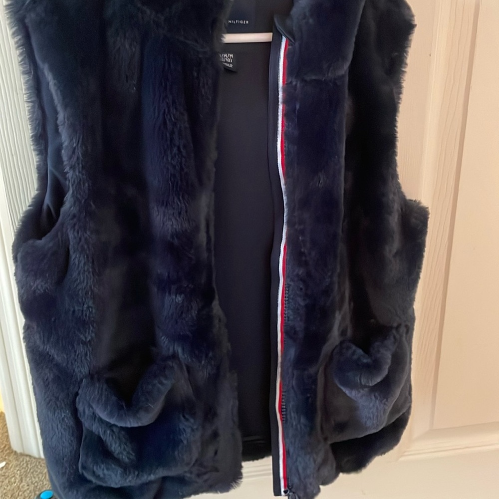 New without tags- Super soft vest w hoodie.